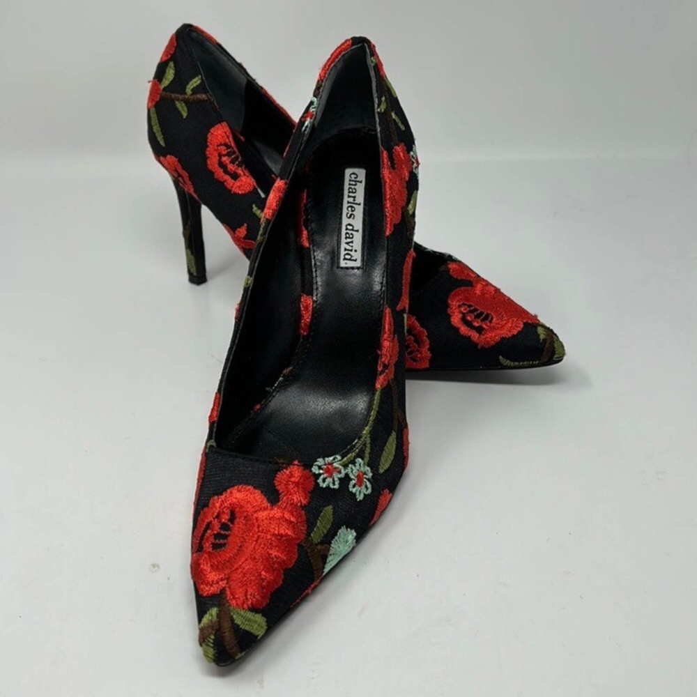 Charles David Vero Cuoio. Floral Embroidered Heels size 7